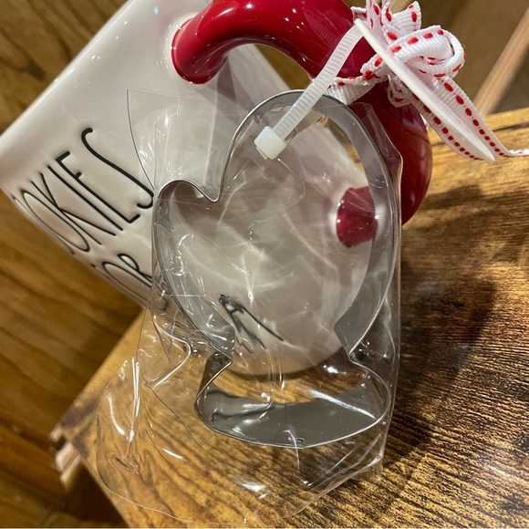 Rae Dunn COOKIES FOR SANTA Ceramic Mug with Mitten Cookie Cutter NEW!! - Picture 3 of 3